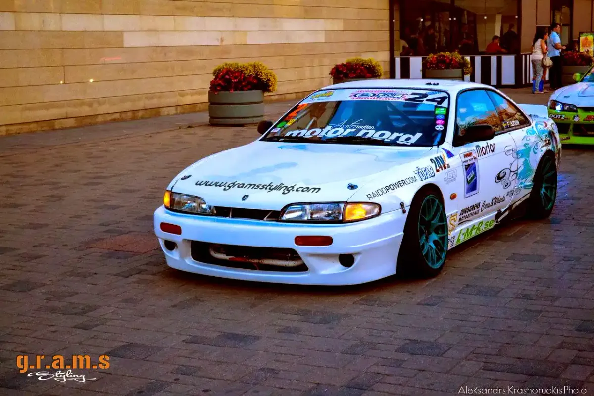 Nissan Silvia S14/ S14a/ 200SX Version 1 Side Skirts, foto 3 van 9