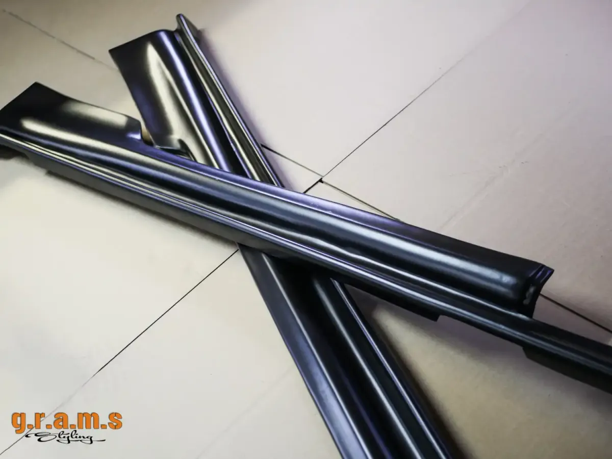 Nissan Skyline R34 GT-R Style Side Skirts / Extensions, photo 3 sur 3