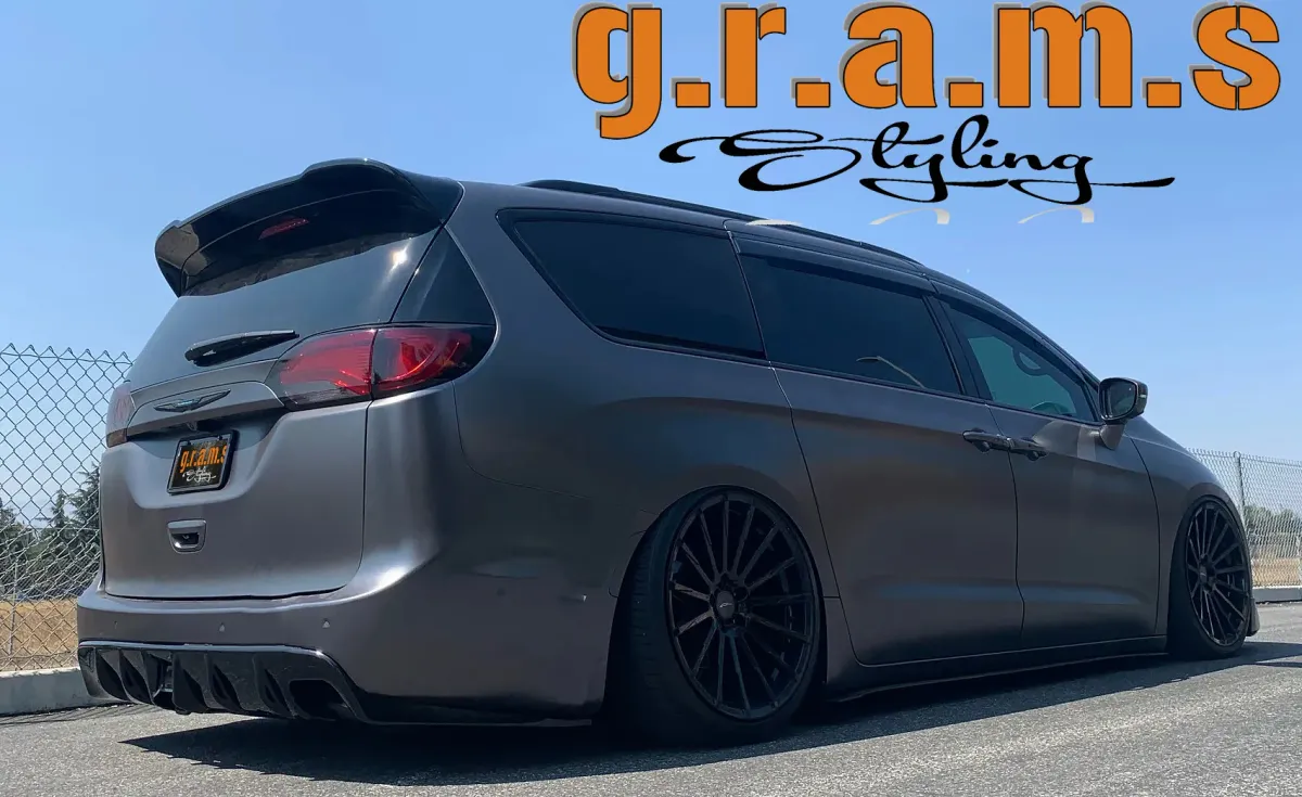 Chrysler Pacifica Rear Bumper Lip - Clinched Style, bild 1 av 8