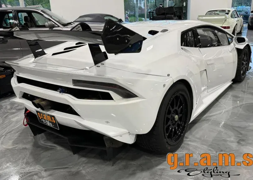 Lamborghini Huracan Rear Bumper - Super Trofeo Style, foto 3 van 7
