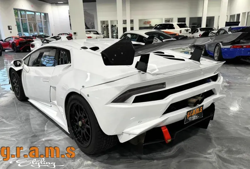 Lamborghini Huracan Rear Bumper - Super Trofeo Style, foto 2 van 7